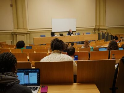 Infographie des étapes d'inscription à la prépa CapAvocat : choix de la formule, constitution du dossier, validation.